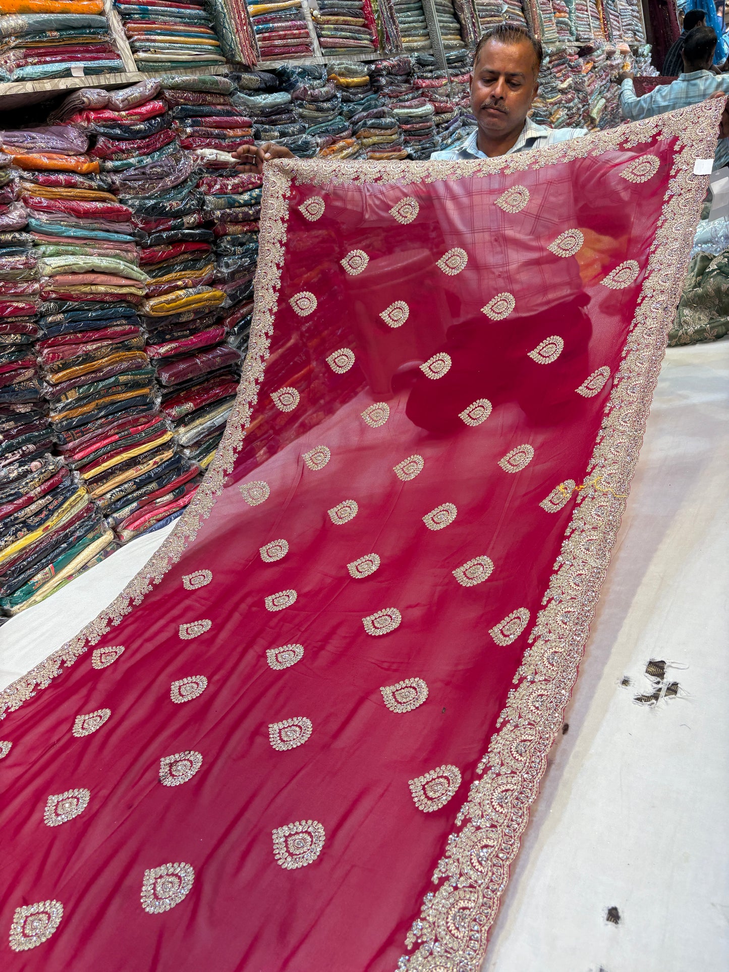 मनभावन लाल साड़ी