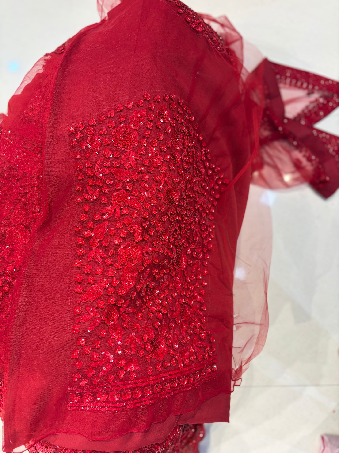 लाल पर लाल भारी मोनोटोन लहंगा