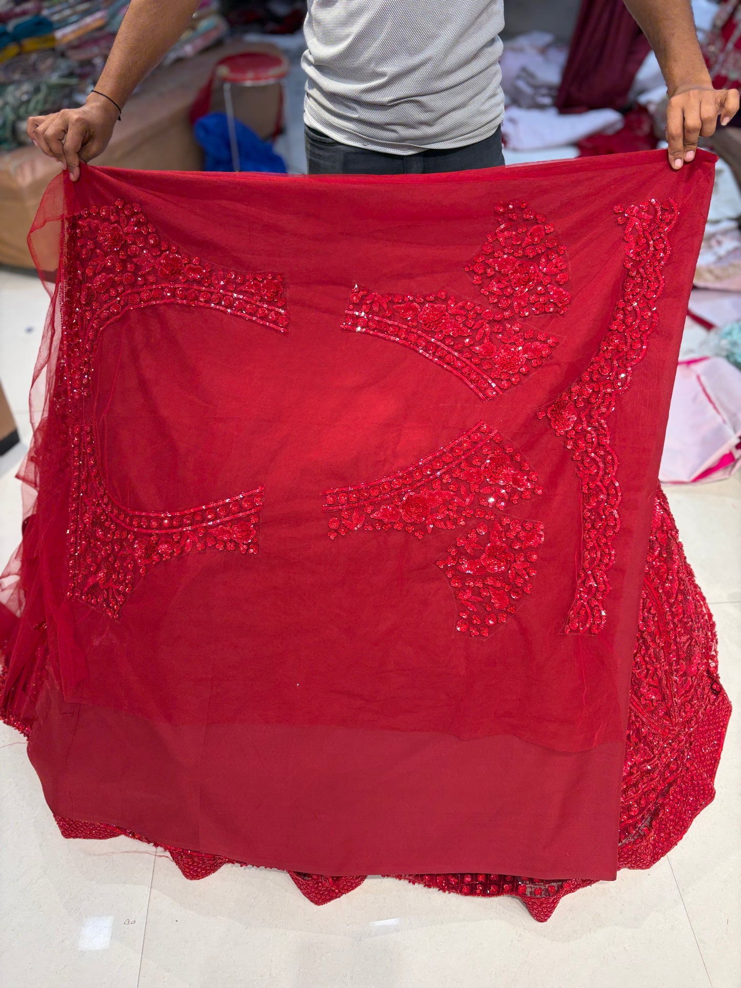 लाल पर लाल भारी मोनोटोन लहंगा