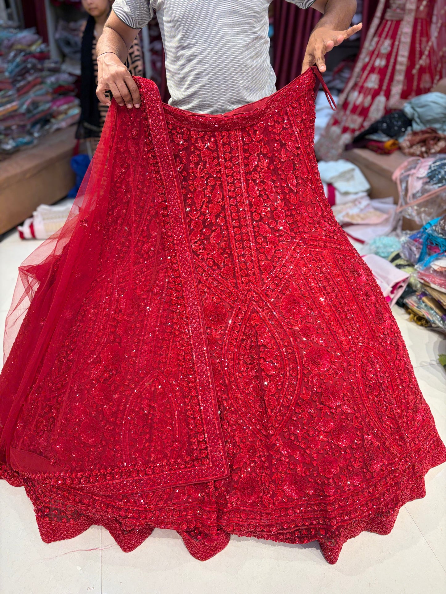 लाल पर लाल भारी मोनोटोन लहंगा