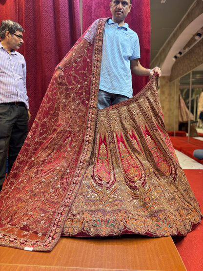 Impresionante lehenga nupcial color granate