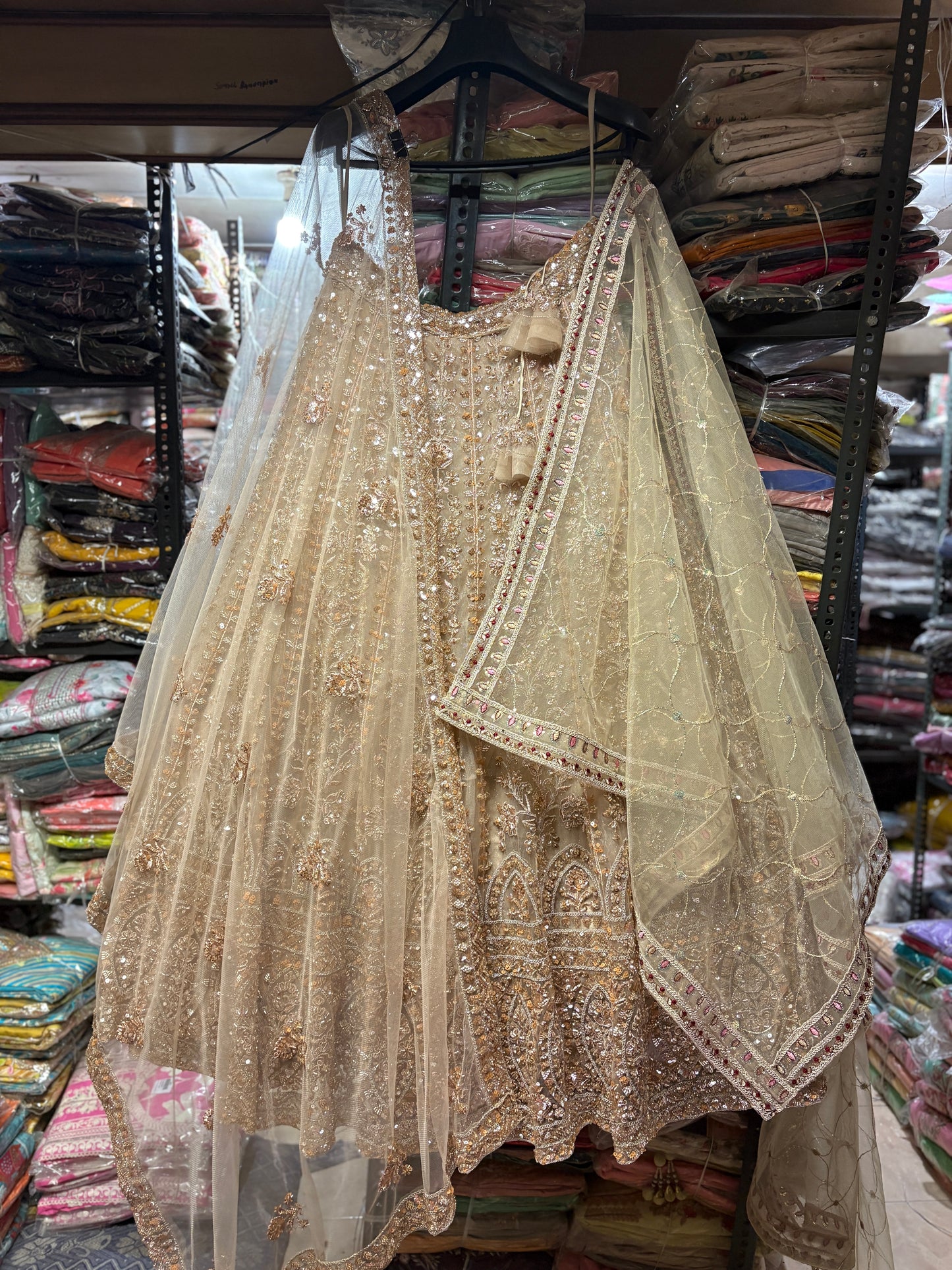 खूबसूरत गोल्डन क्रॉप टॉप लहंगा