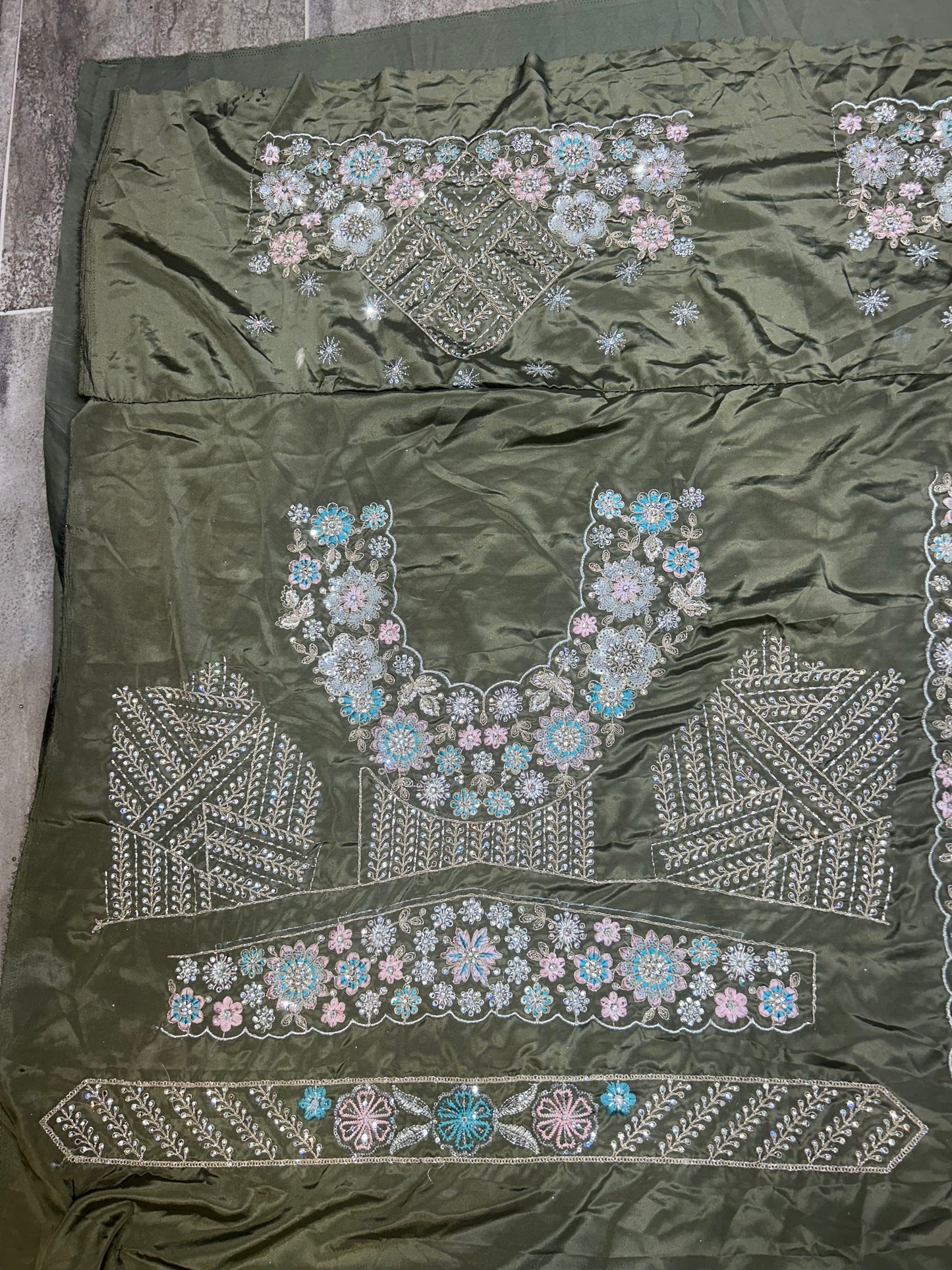 Preciosa lehenga verde hecha a mano