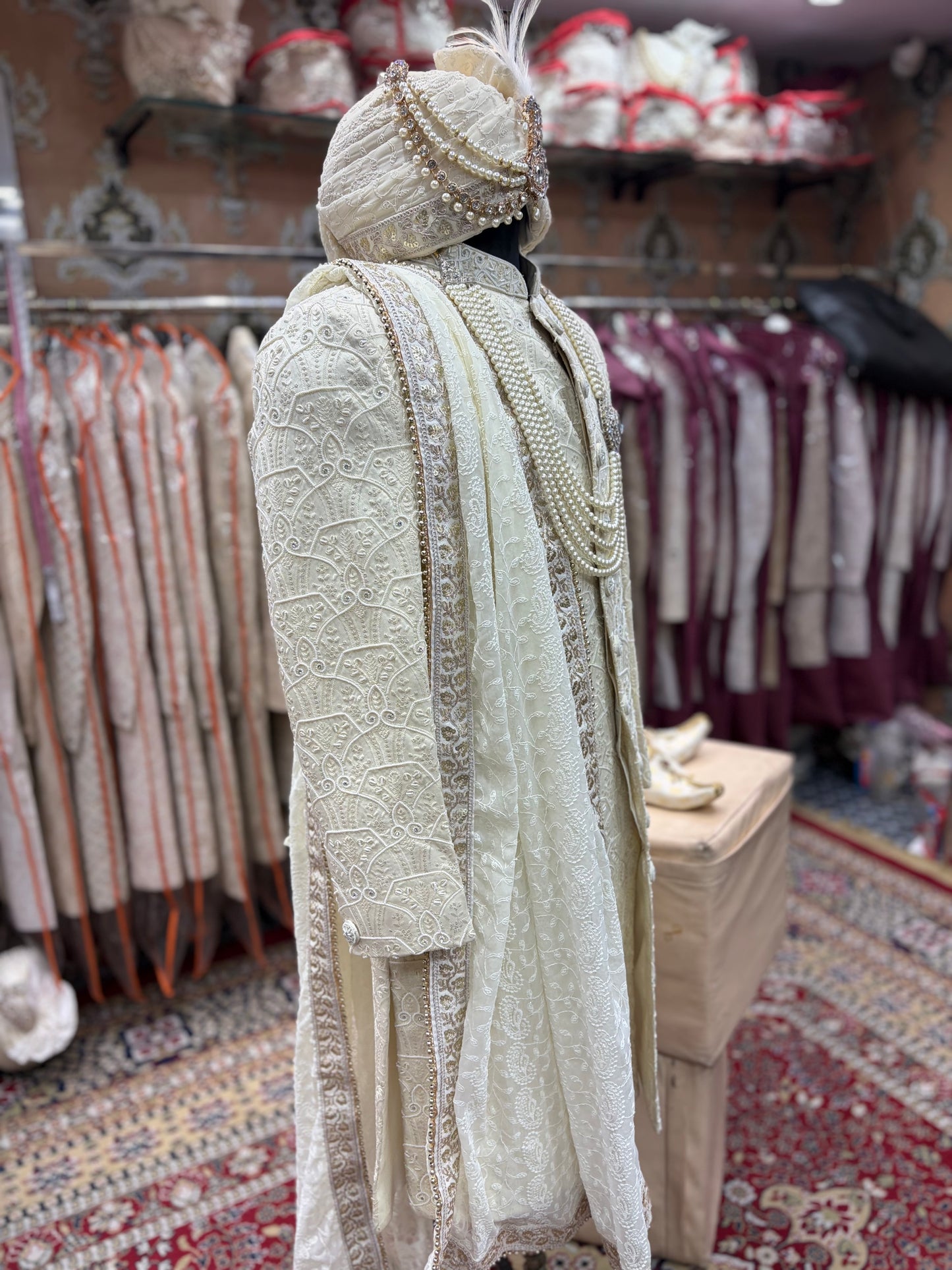 شرواني ذهبي أبيض