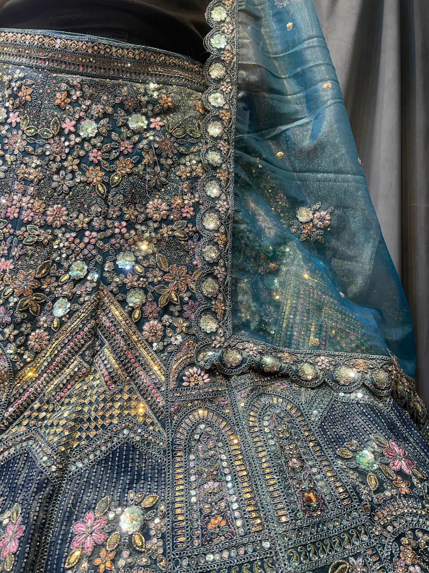 Lehenga azul cielo pesada y bonita