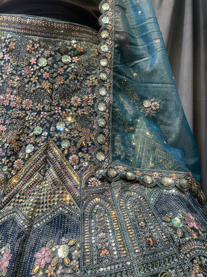 Lehenga azul cielo pesada y bonita