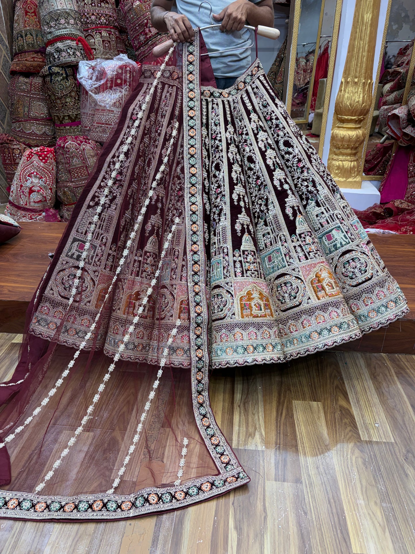 मरून बॉल ब्राइडल लहंगा