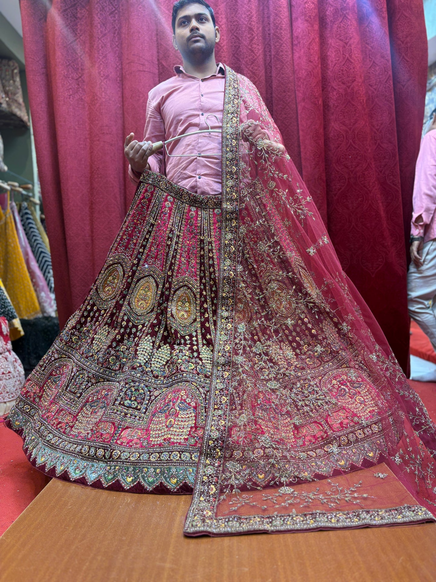 Espectacular lehenga nupcial color pavo real granate