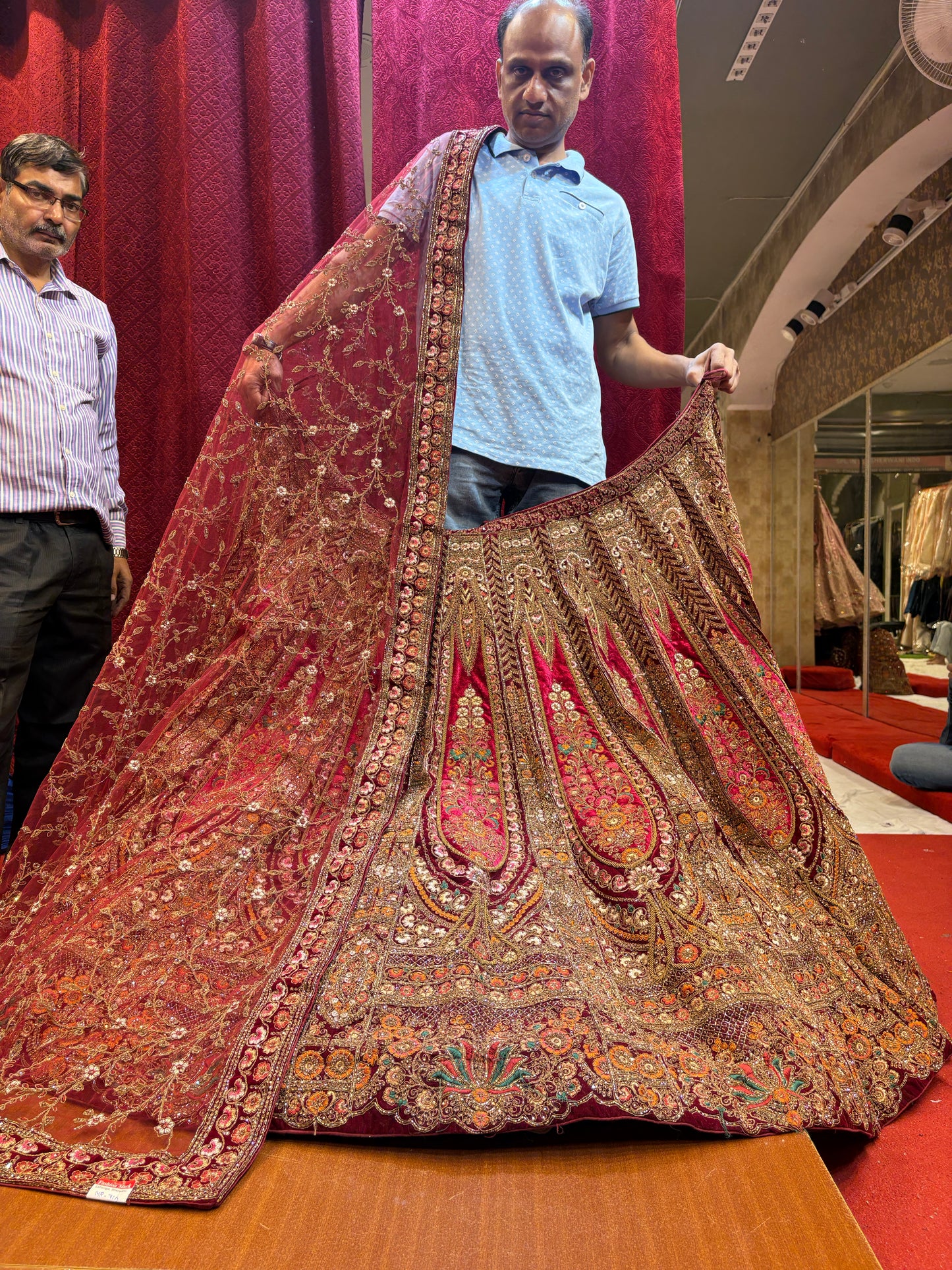 Impresionante lehenga nupcial color granate