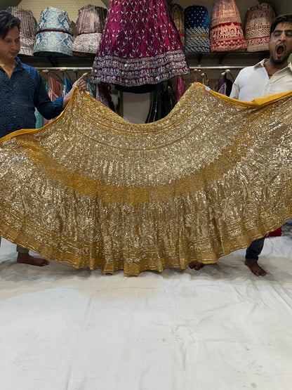 Lehenga dorada con mehendi haldi