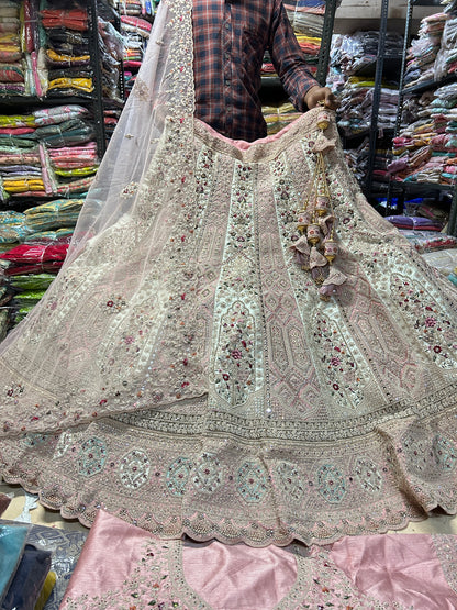 Hermosa lehenga rosa con vuelo intenso
