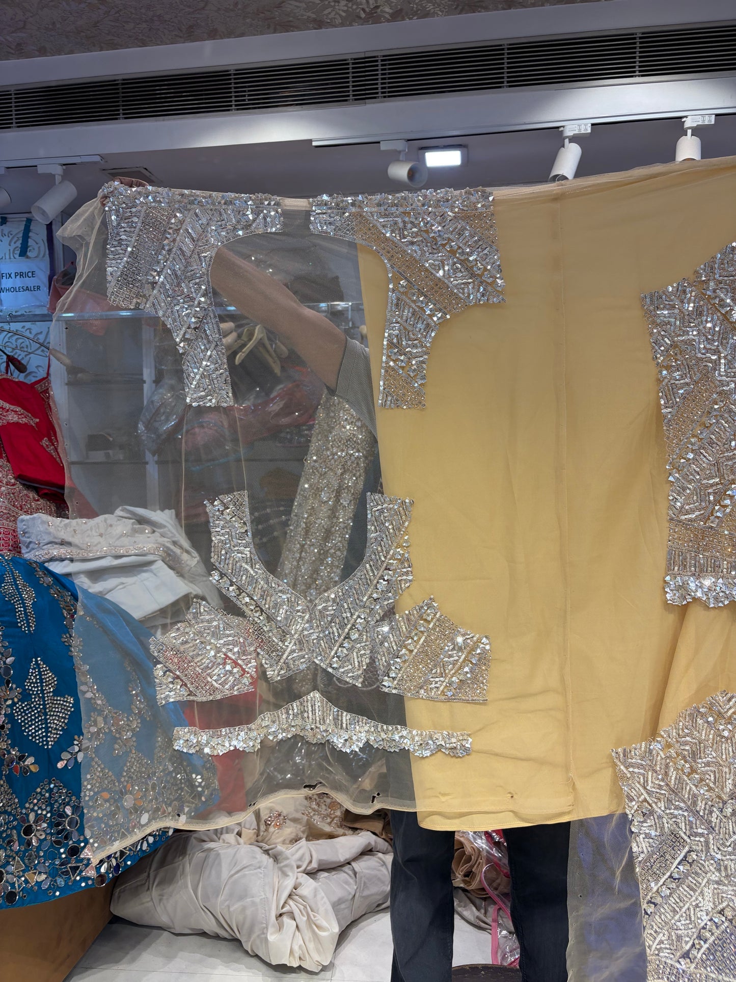 भारी सुनहरे हैंडवर्क वाला लहंगा