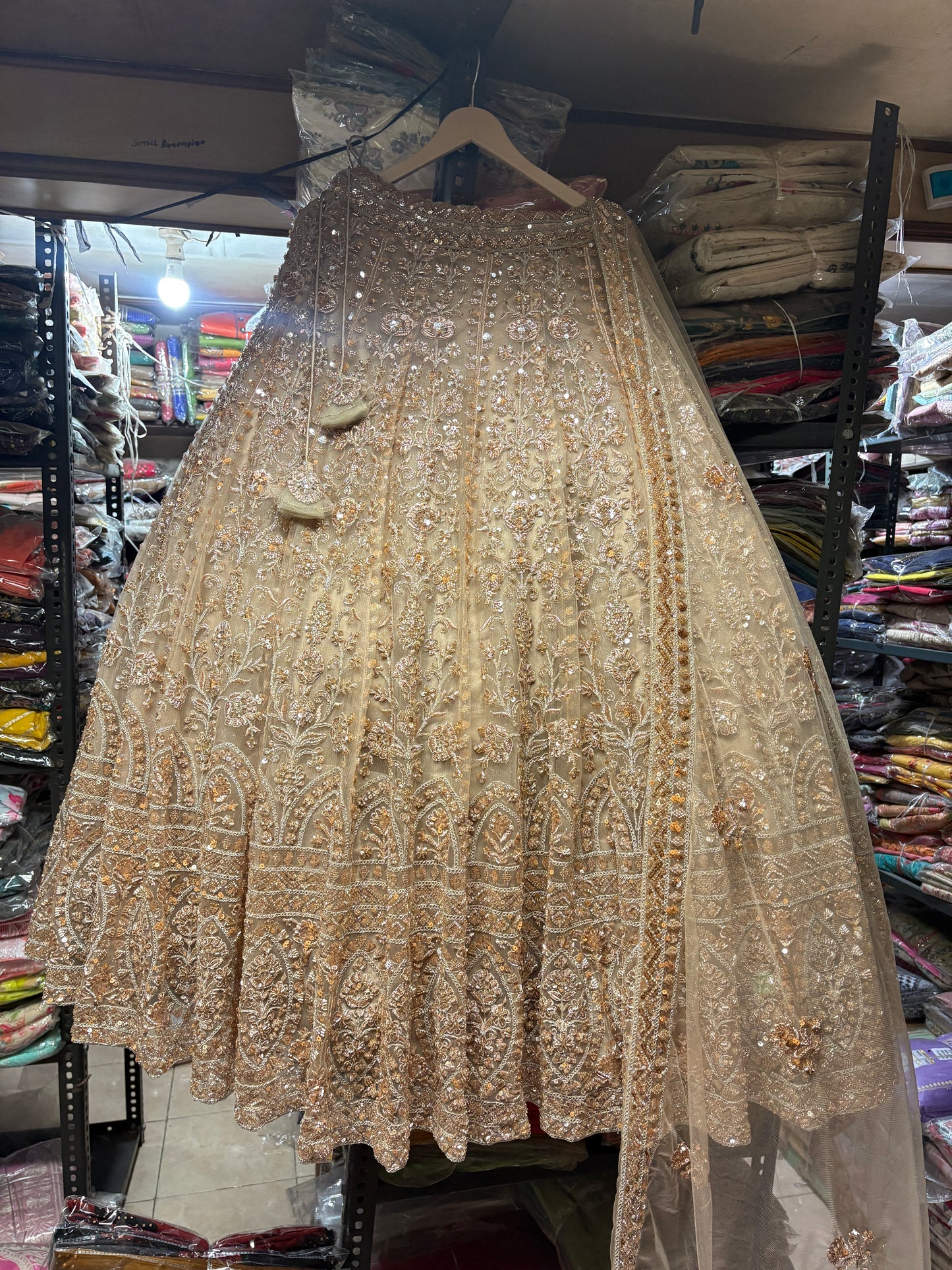 Majestuosa lehenga nupcial beige dorada