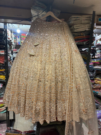 Majestuosa lehenga nupcial beige dorada