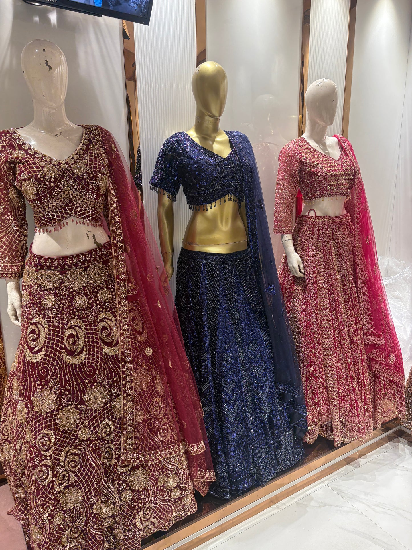 Impresionante Lehenga color azul cielo con top corto.