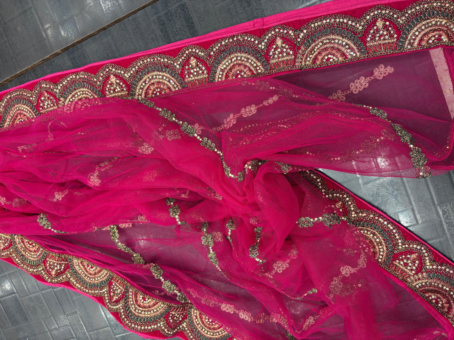 राजसी मैरून दुल्हन लहंगा