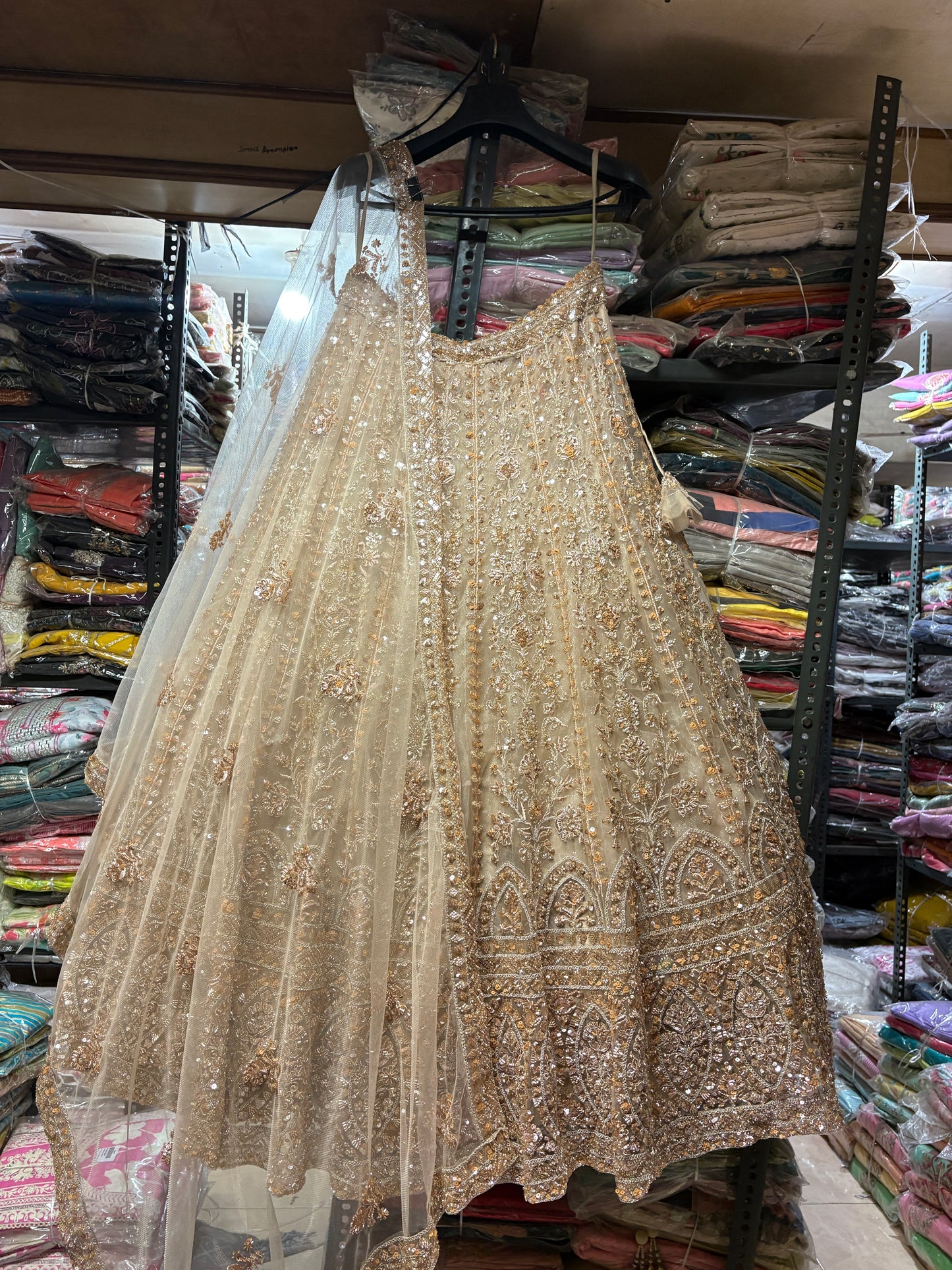 खूबसूरत गोल्डन क्रॉप टॉप लहंगा