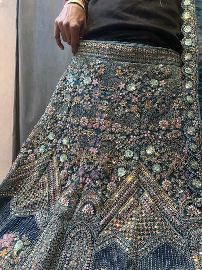 Lehenga azul cielo pesada y bonita