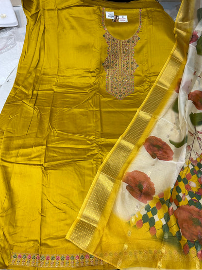 शानदार पीले रंग का बिना सिला हुआ लेडीज़ सूट