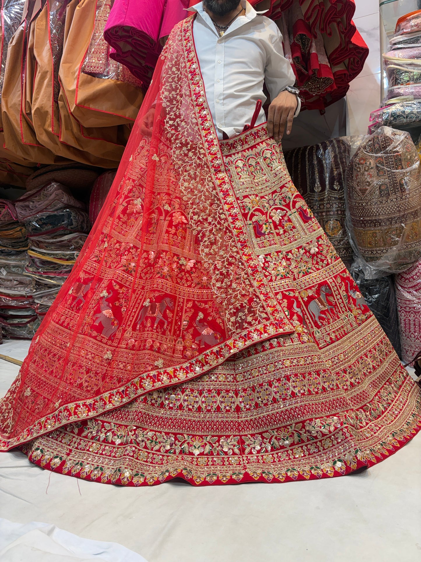 Lujosa lehenga nupcial con figura de caballo rojo