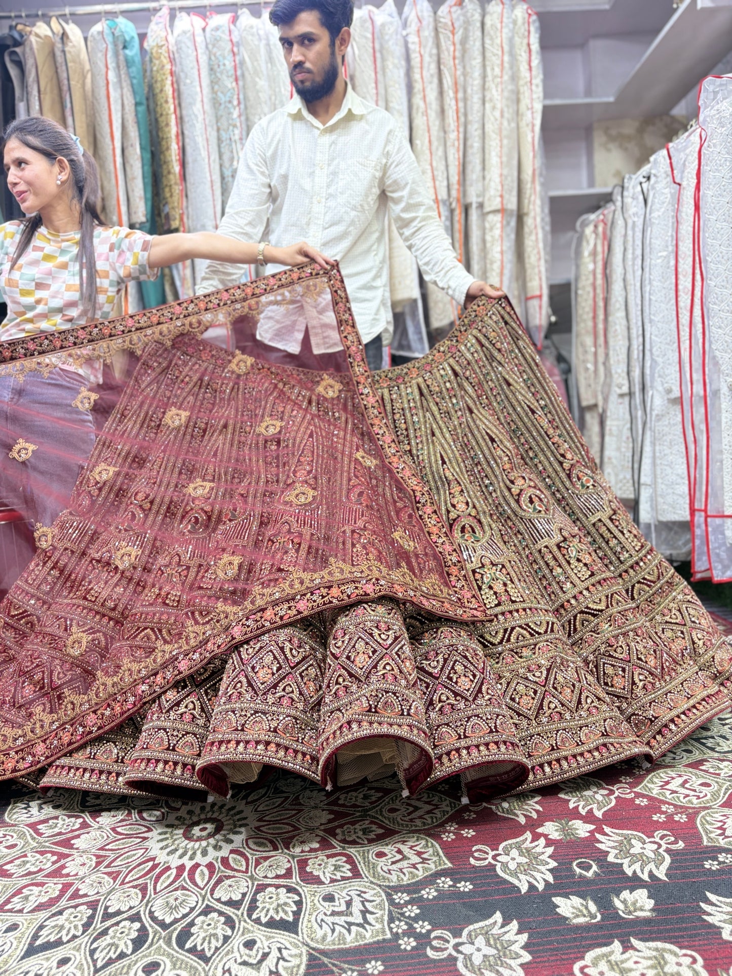 Increíble lehenga nupcial de baile granate