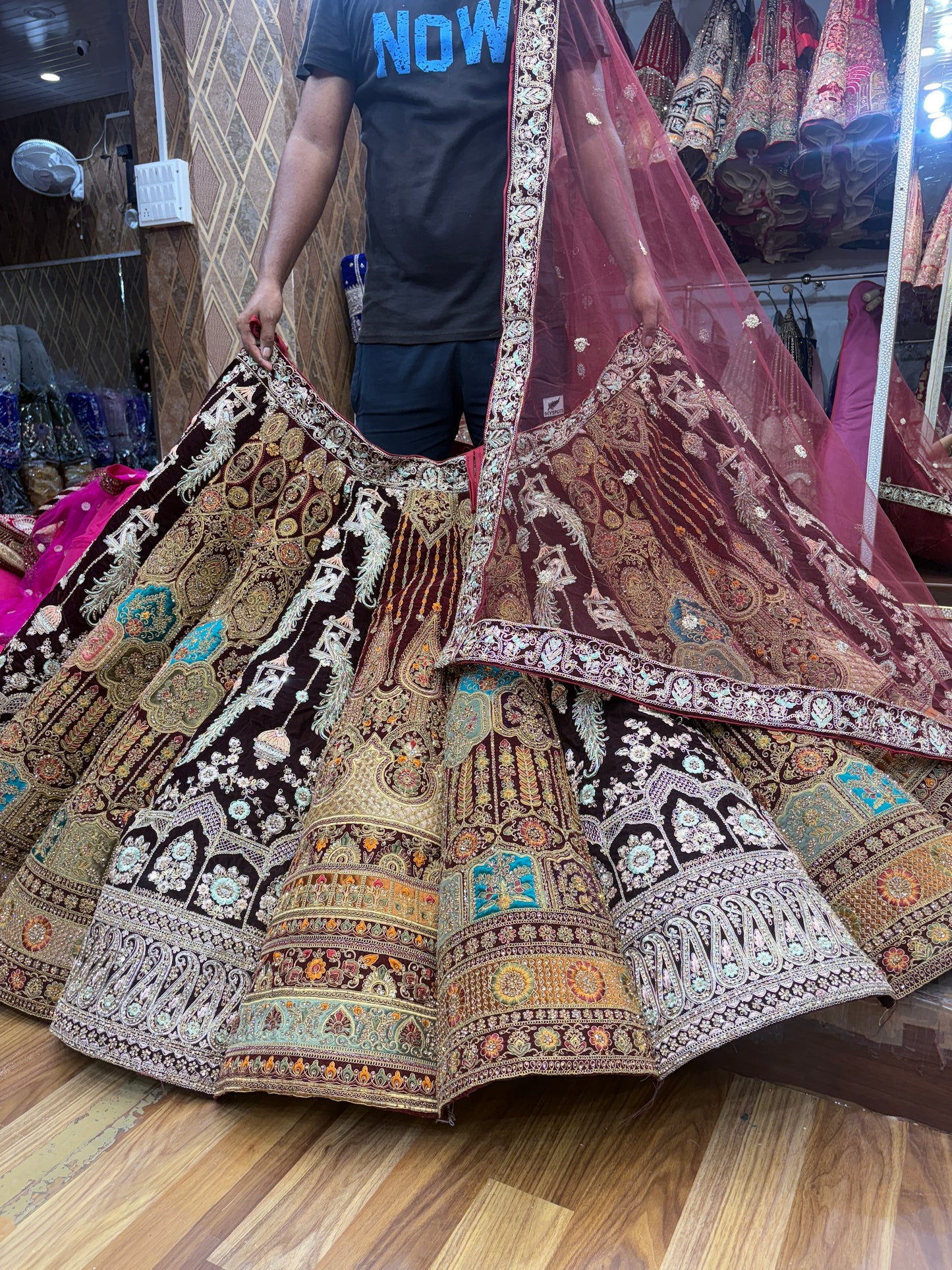 सुंदर बहुरंगी बहुरंगी मोर दुल्हन लहंगा