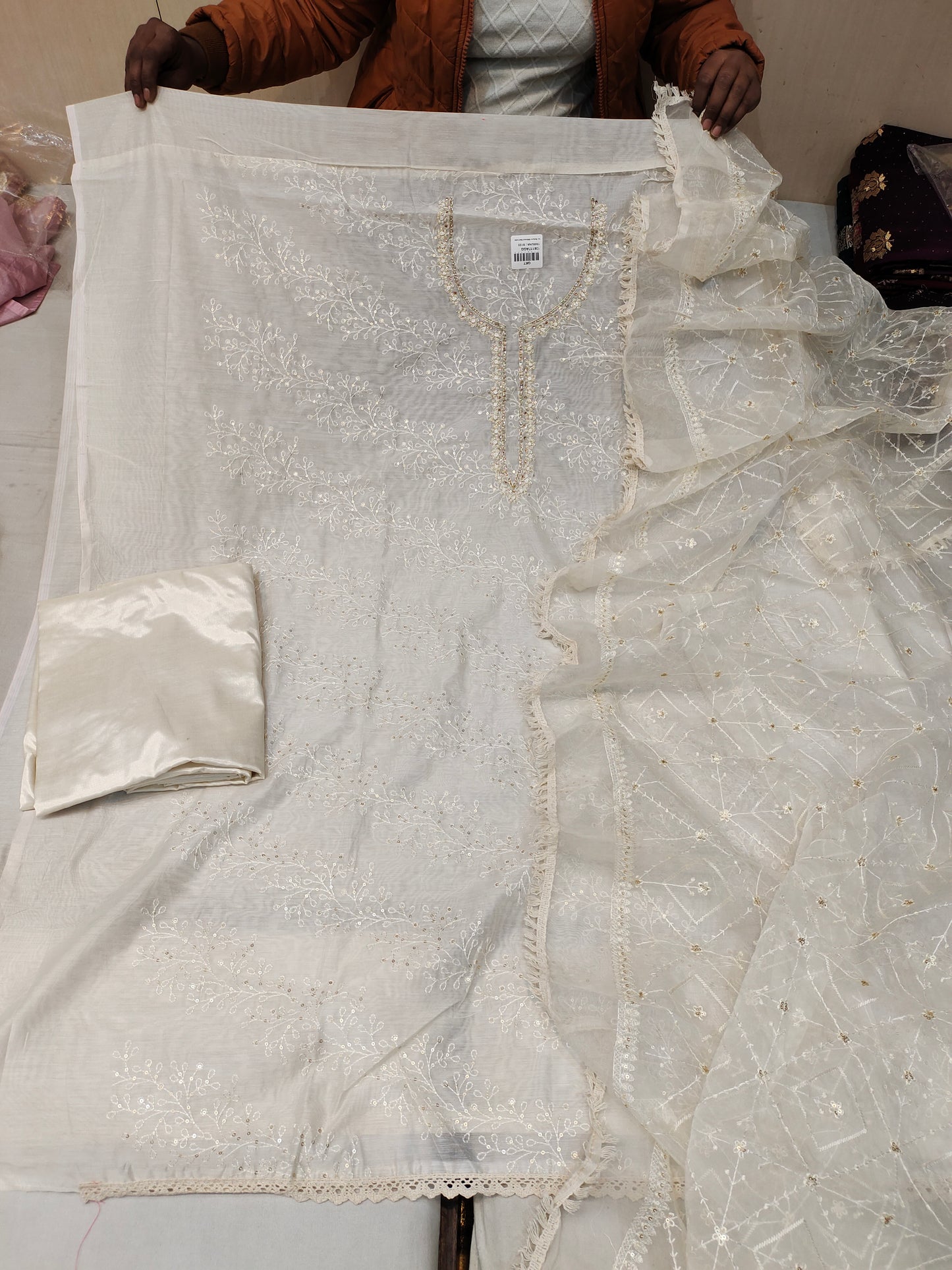 भारी लूट सफेद स्टाइलिश सूट