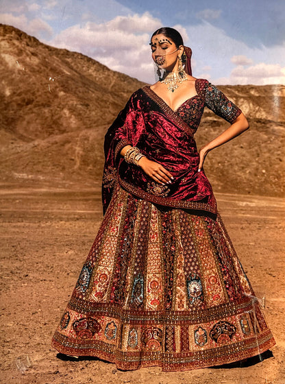 Lehenga nupcial llamativa con diseño de pavo real