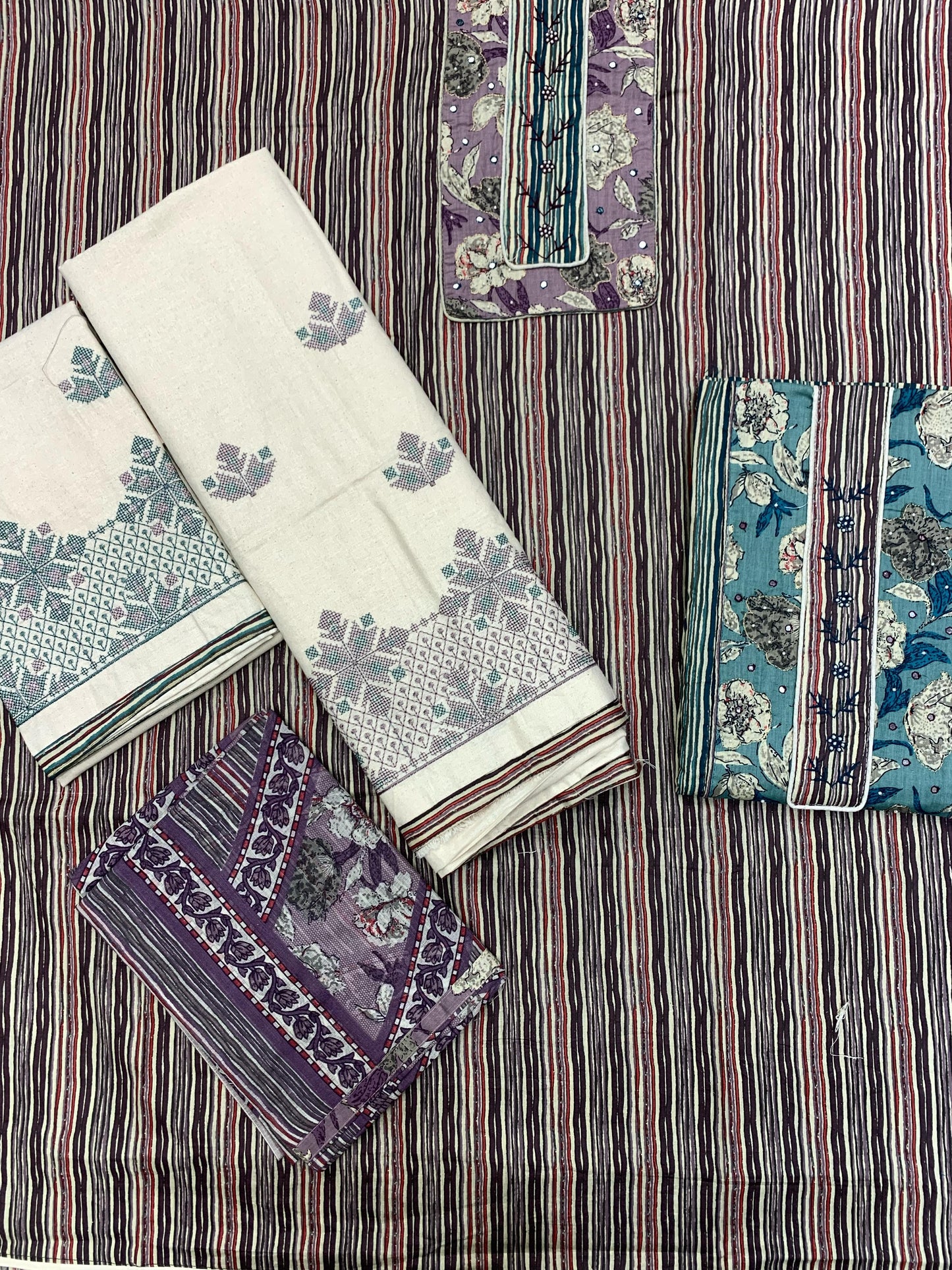 कुछ अलग मल्टीकलर अनस्टिच्ड सूट (फ्री साइज़)