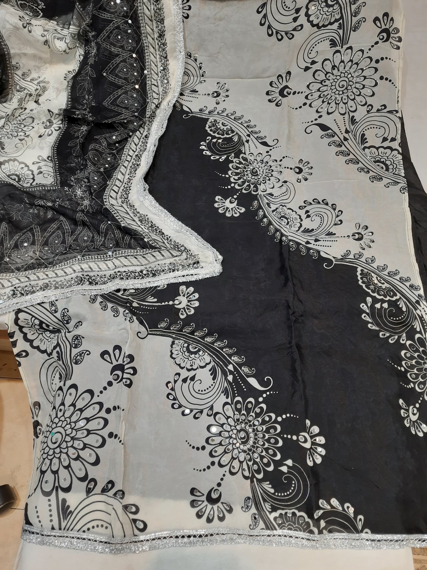 Khoobsurat black Unstitched suit ( free size )