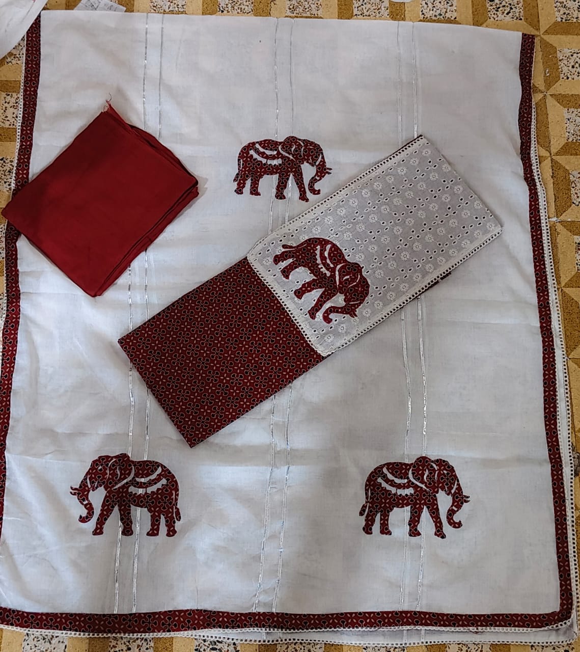 Bonito traje Salwar de lujo con estampado de elefante en color granate y cosido en blanco (talla única)