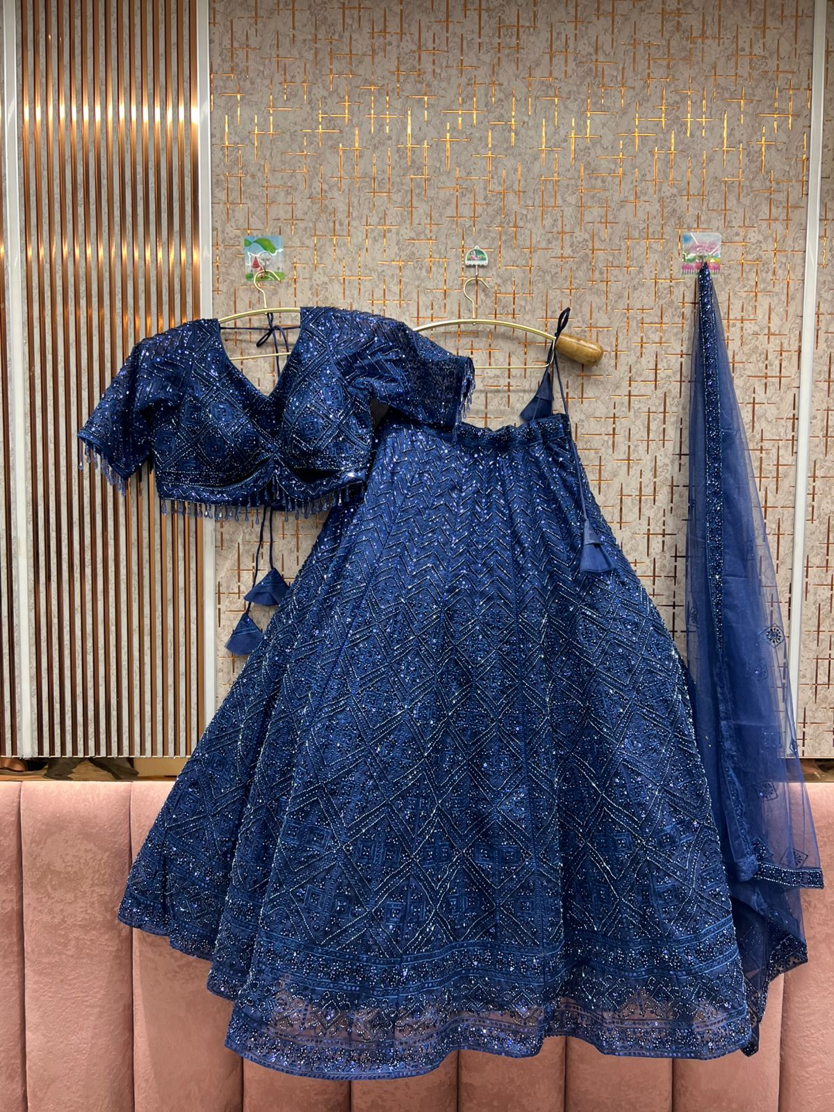 Atractivo top corto monocromático azul marino sobre azul Lehenga