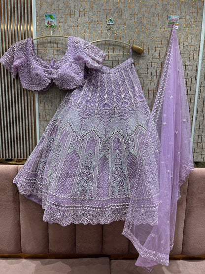 Atractivo conjunto de falda y top corto color azul cielo.