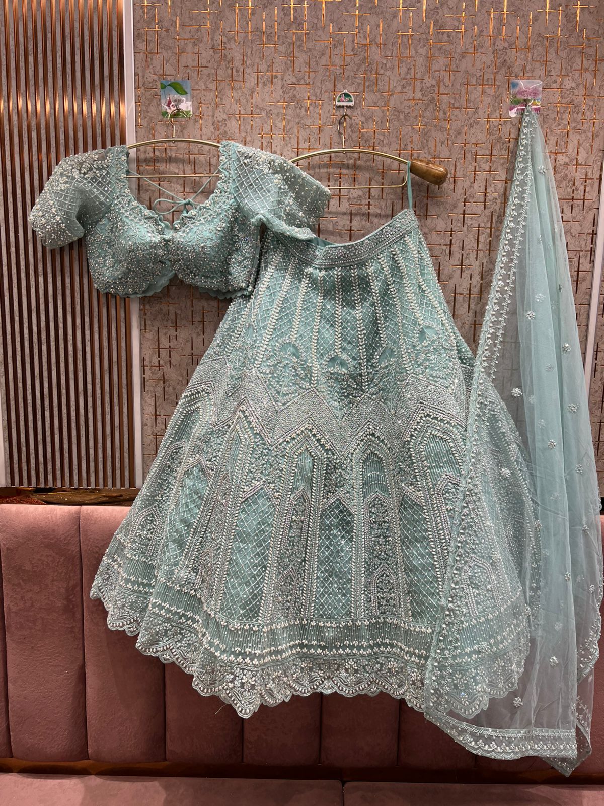 Atractivo conjunto de falda y top corto color azul cielo.