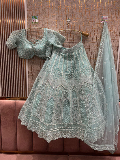 Atractivo conjunto de falda y top corto color azul cielo.