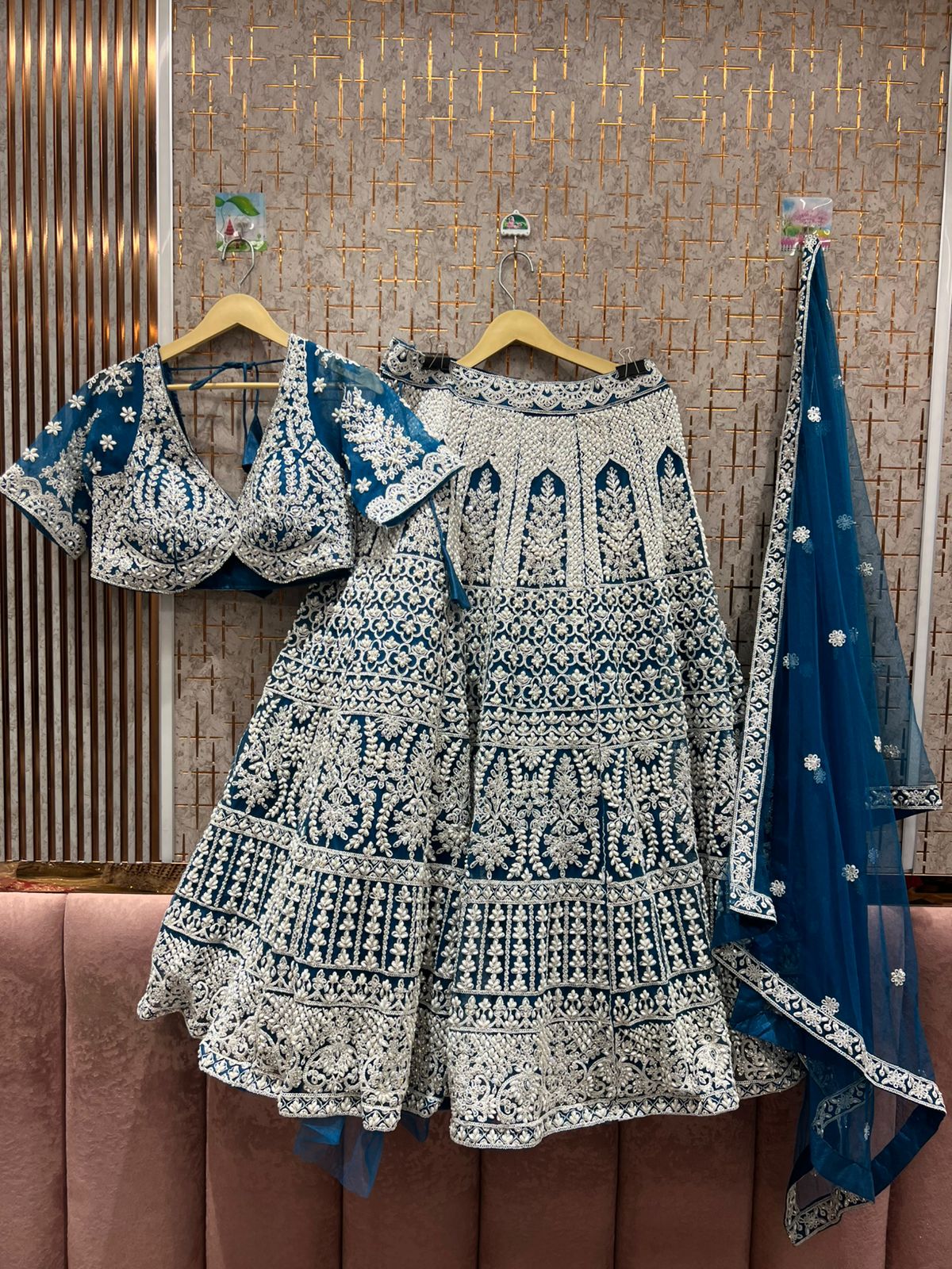 Impresionante Lehenga color azul cielo con top corto.