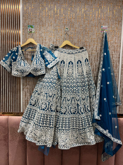 Impresionante Lehenga color azul cielo con top corto.