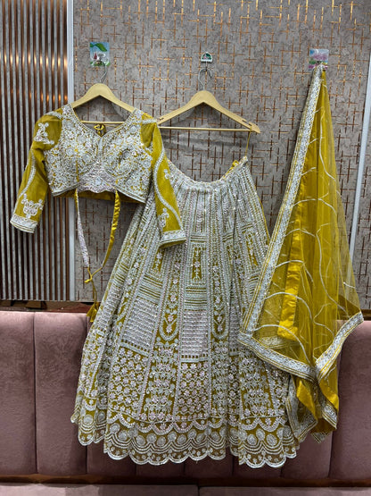 Impresionante Lehenga color azul cielo con top corto.