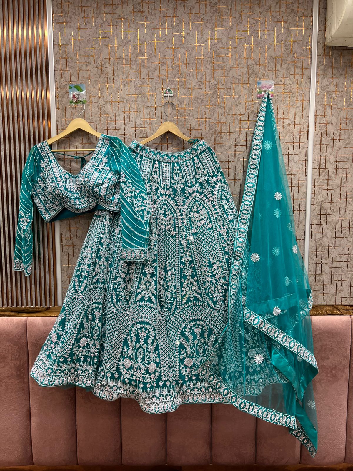 Lehenga verde cielo con top corto, ¡impresionante!