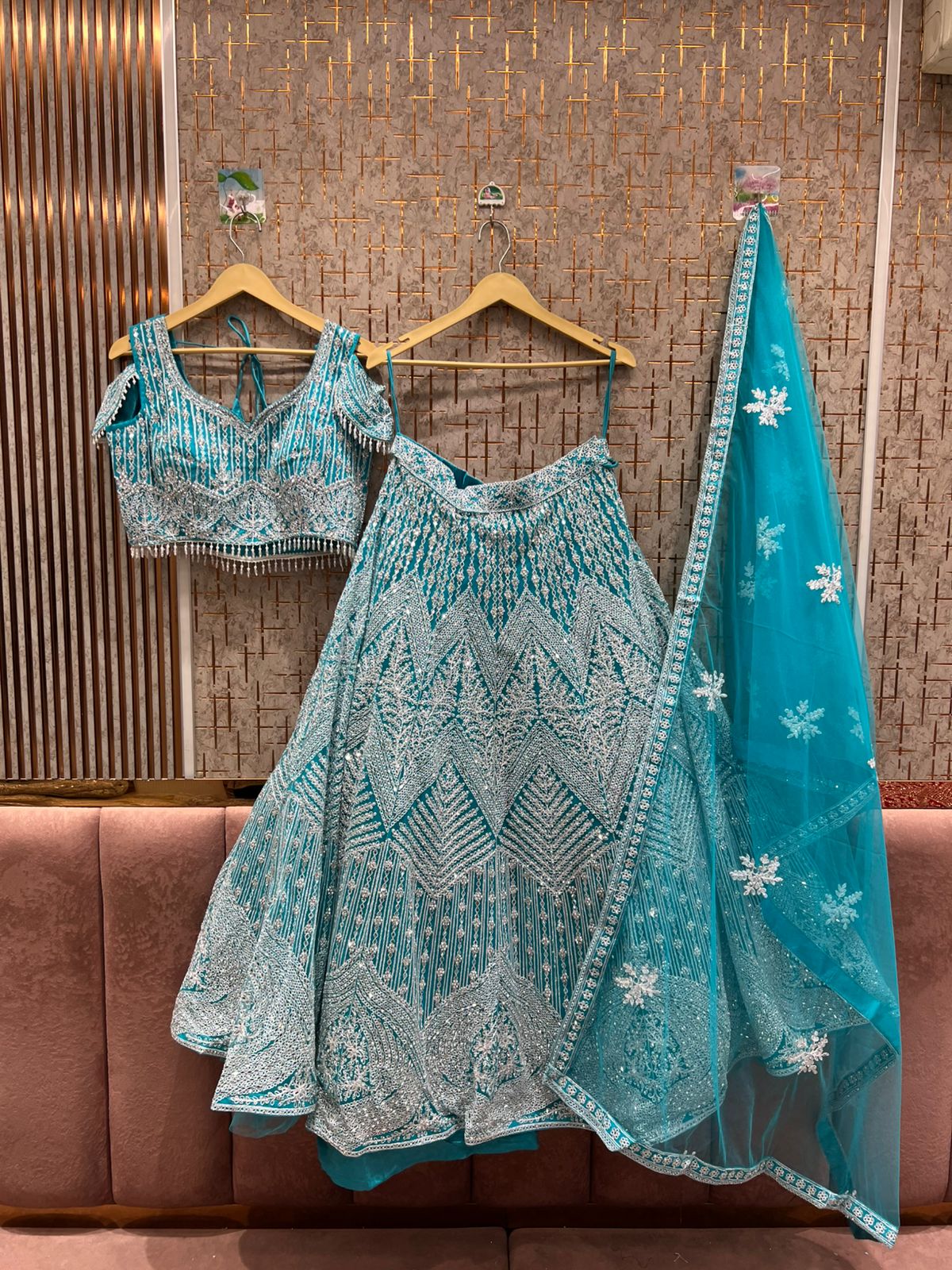 Lehenga azul favorecedor con top corto.
