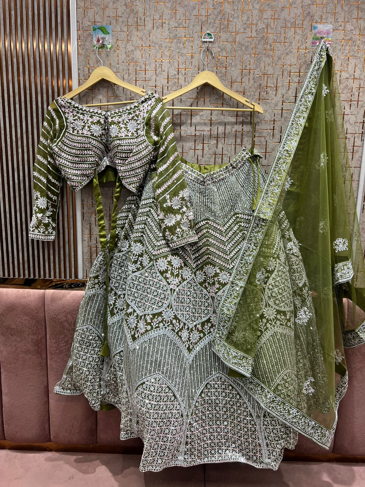 Lehenga azul cielo adornada con top corto.