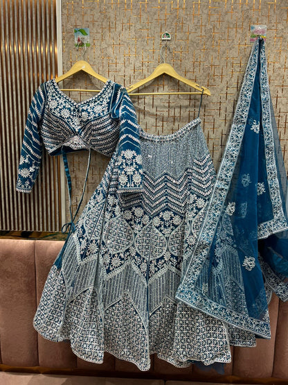 Lehenga azul cielo adornada con top corto.