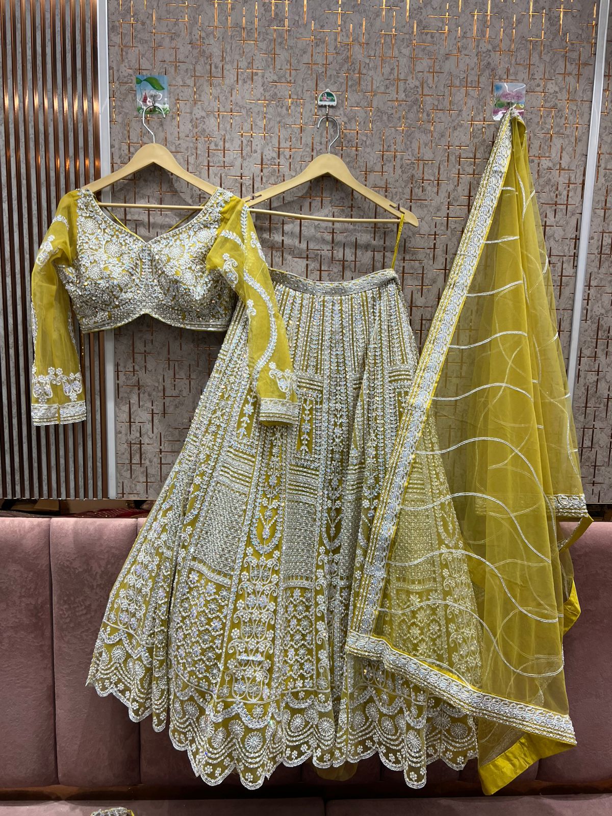 Impresionante Lehenga color azul cielo con top corto.