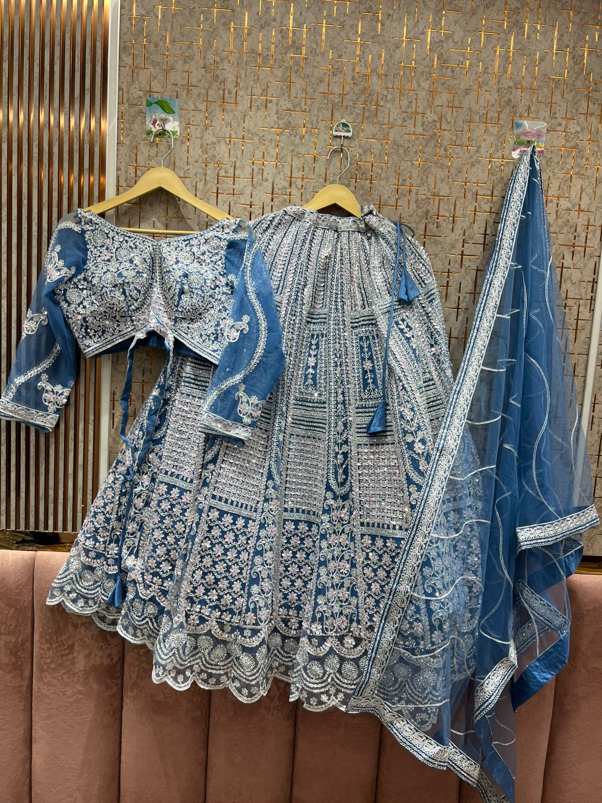 Impresionante Lehenga color azul cielo con top corto.