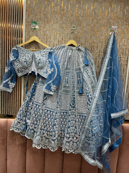 Impresionante Lehenga color azul cielo con top corto.