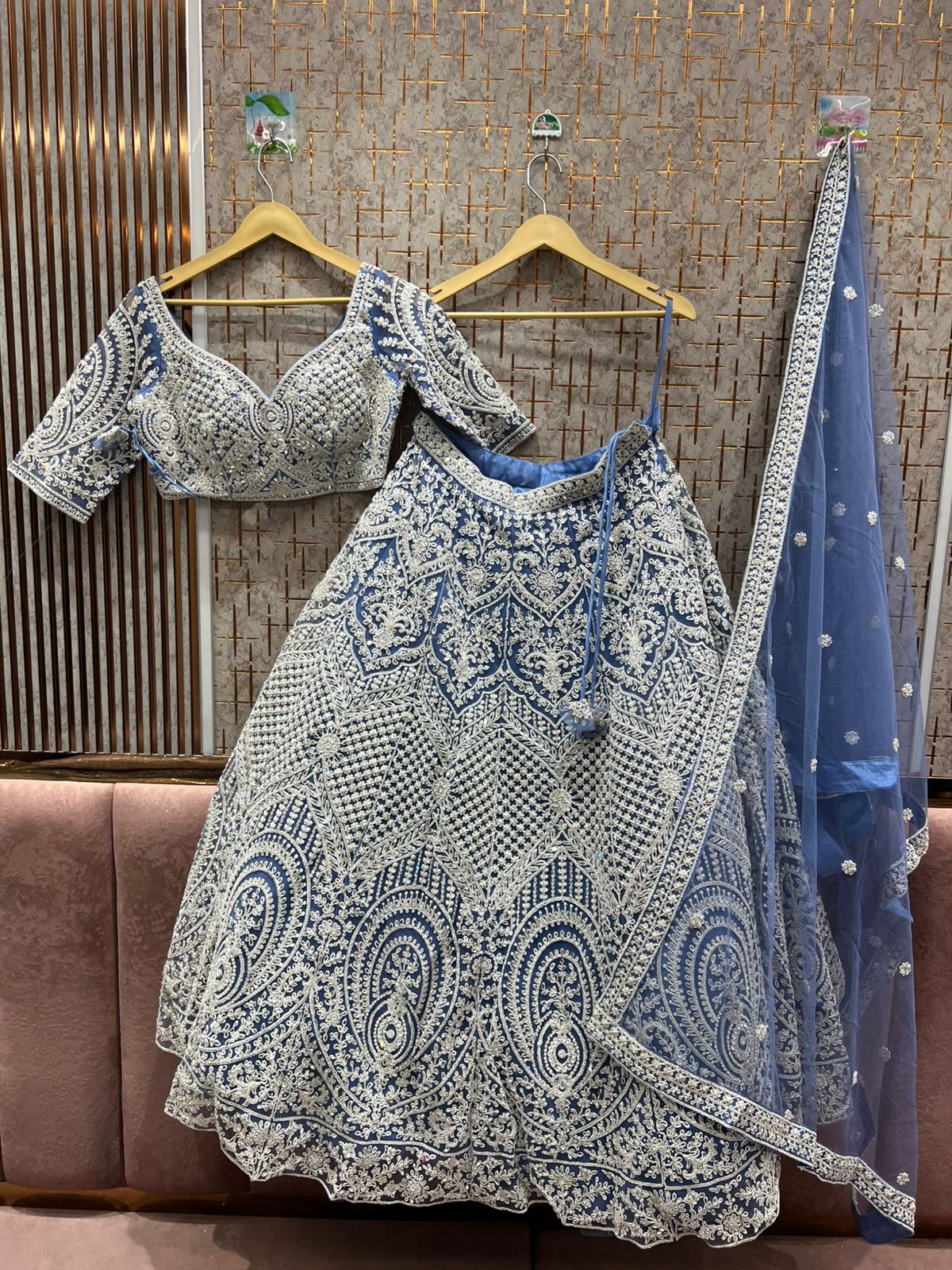 Precioso conjunto de falda y top corto color azul cielo.