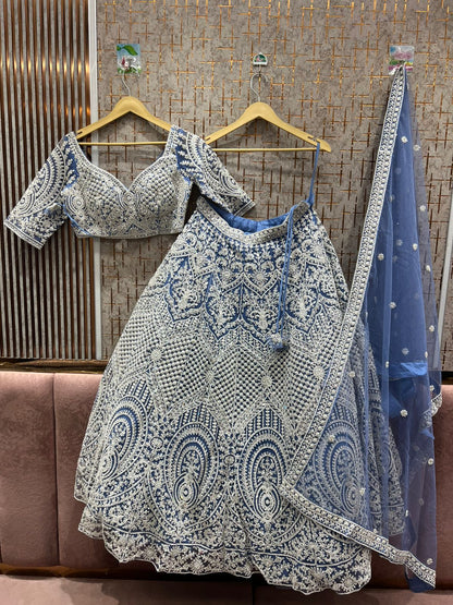 Precioso conjunto de falda y top corto color azul cielo.