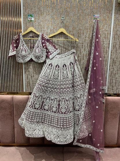 Impresionante Lehenga color azul cielo con top corto.