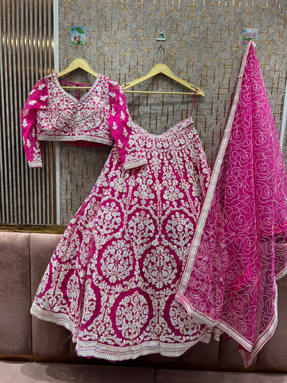 Lehenga azul cielo con top corto muy atractiva.