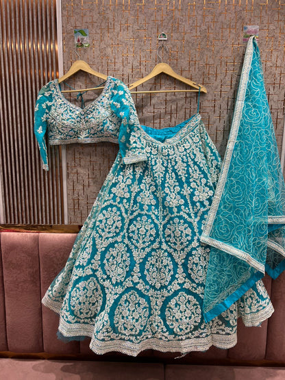 Lehenga azul cielo con top corto muy atractiva.